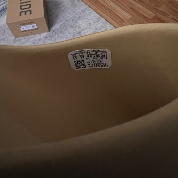 Yeezy slides  (11) - Picture 2 of 5